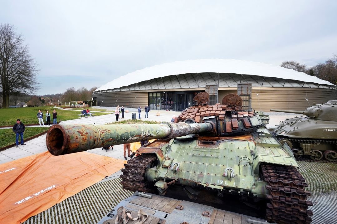 Russische tank in Groesbeek voor het Vrijheidsmuseum