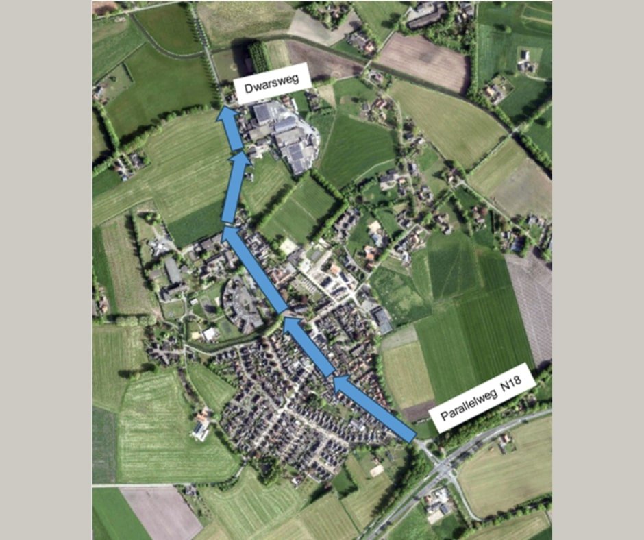 De proef eenrichtingsweg in de Kerkstraat Harreveld, met een luchtfoto van een landelijk gebied met velden, huizen en wegen. Blauwe pijlen geven een route aan tussen de "Dwarsweg" en de "Parallelweg N18".