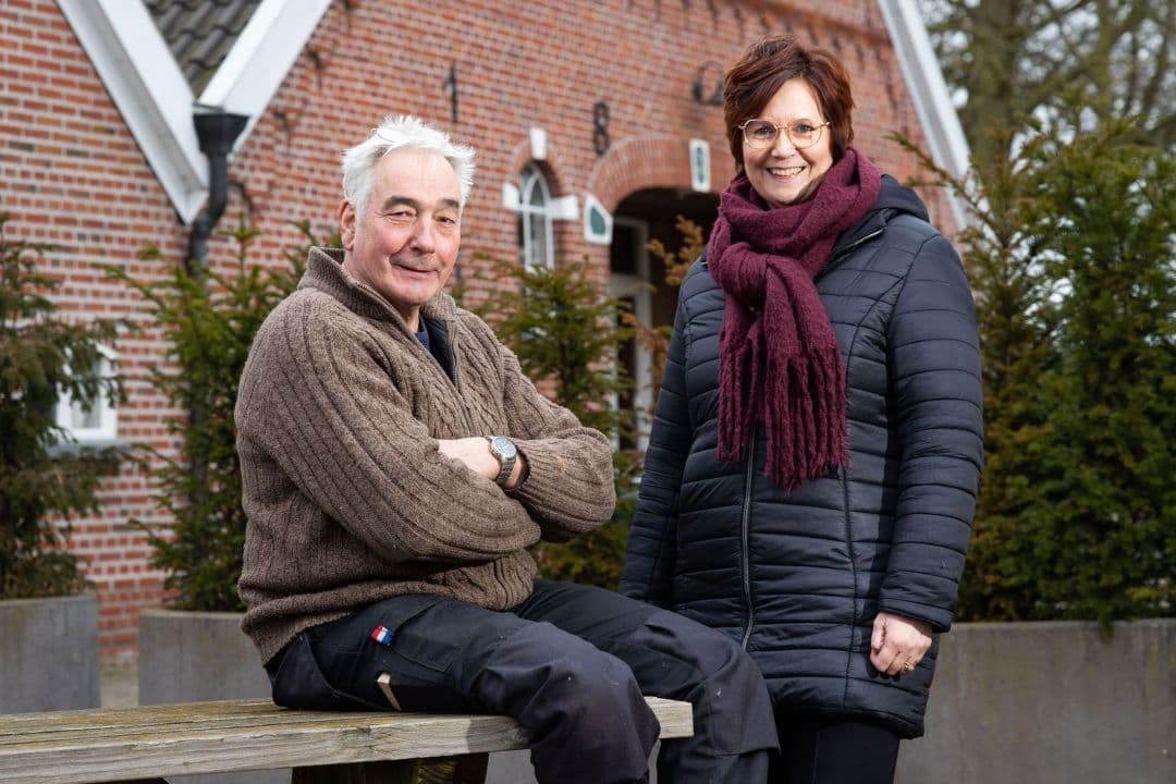 Vrijwilligers Patricia en Roel op de nareizigersopvang in Lievelde.