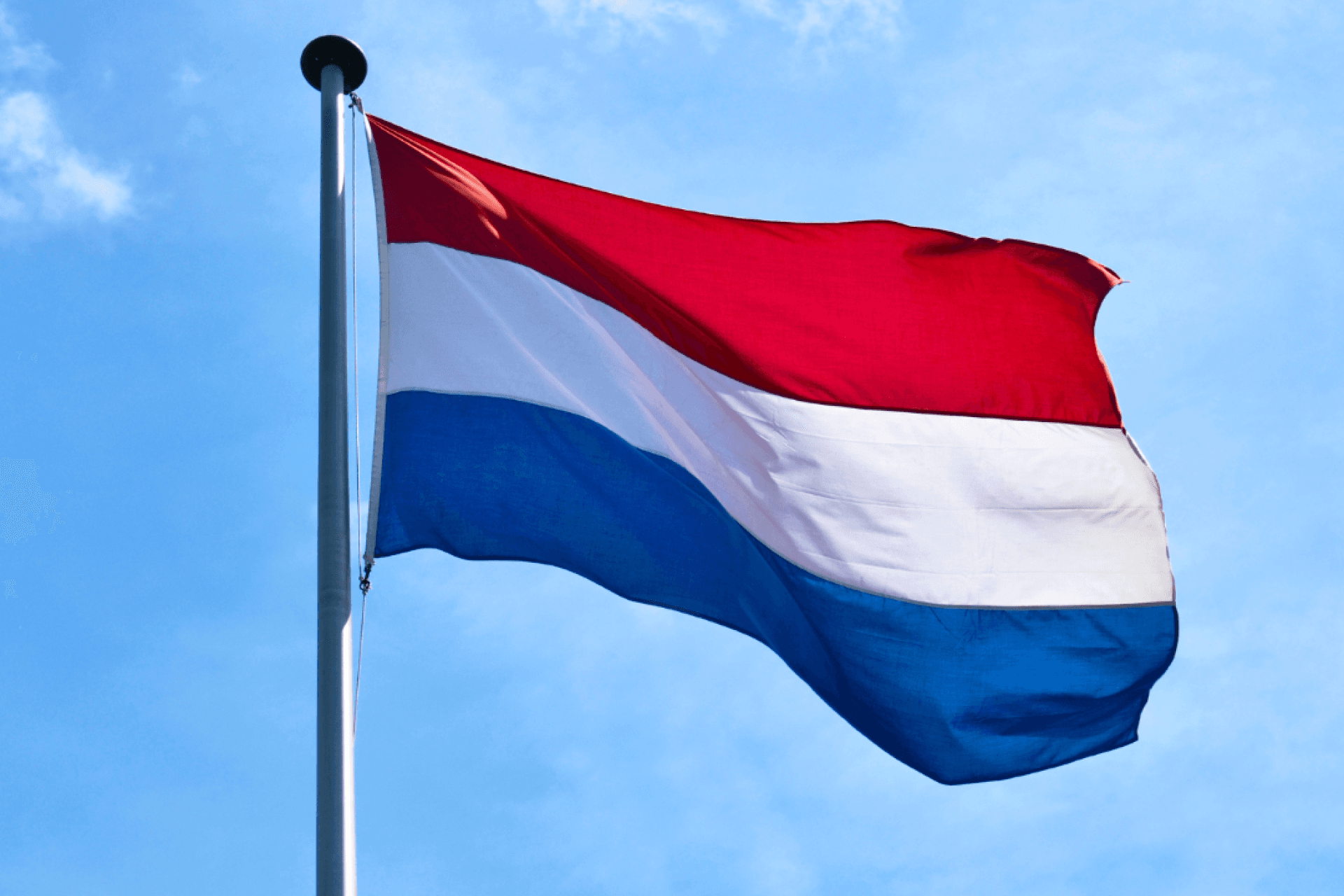 Nederlandse vlag rood wit blauw wappert in wind