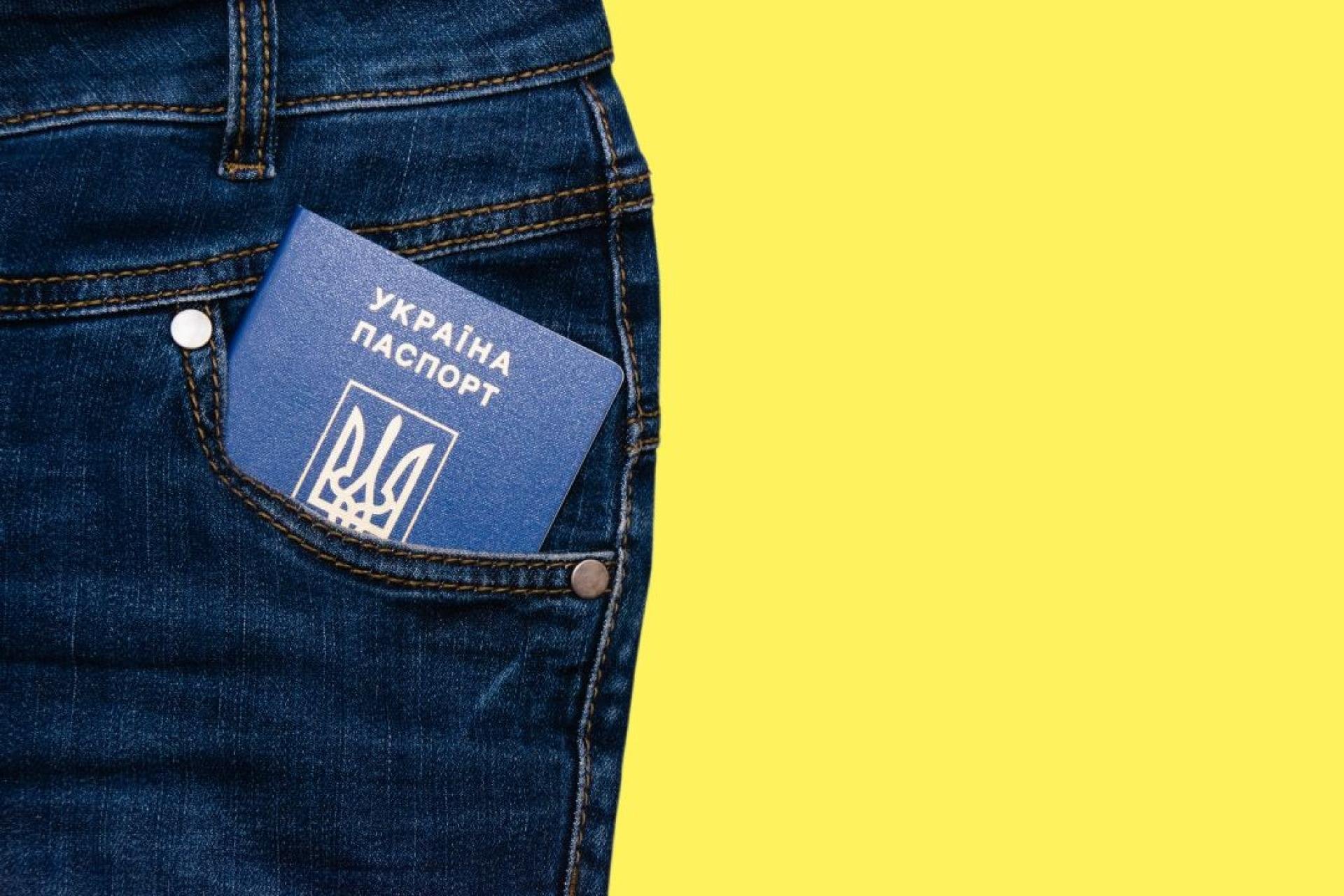 Spijkerbroek met in de zak een Oekraïens paspoort