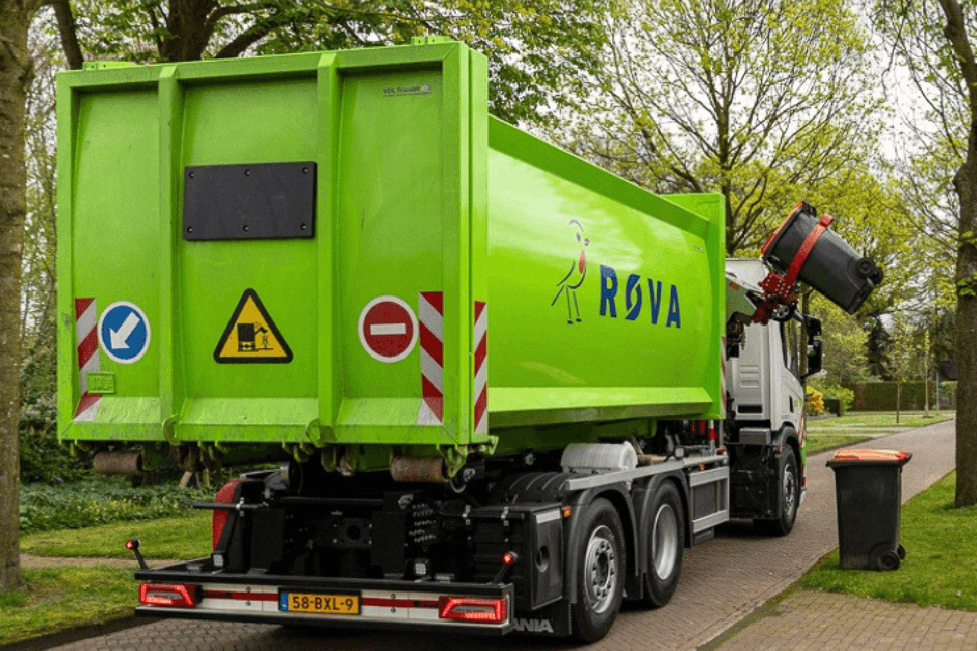 De zijlader met de arm die de containers kan wegen (foto: ROVA).